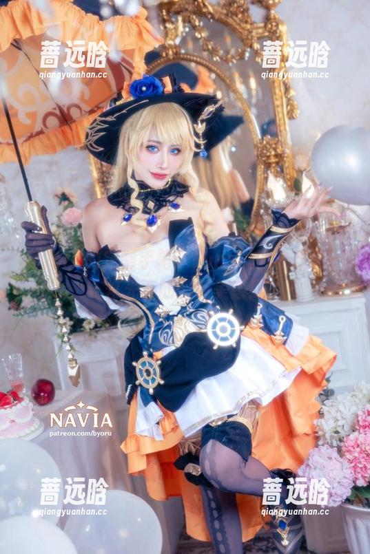 Byoru的定制手笔：Luna乳胶衣作品，灯光下的流畅美感！