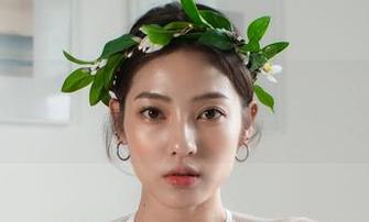 在G.su(全智秀)的天台合集里，观看她如何把每一缕阳光都化作魅力