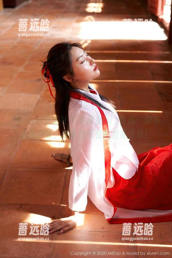 MiiTao蜜桃社 - 小魔女lily专属：旗袍私拍原图，凌乱但好看就是要这样！