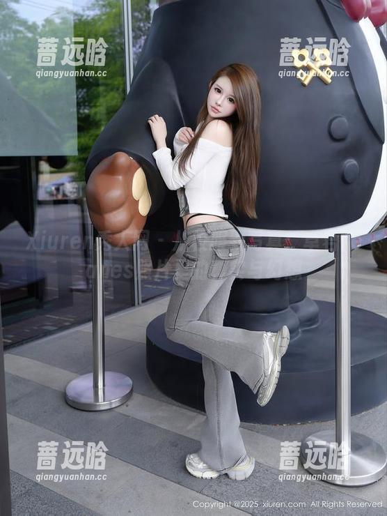 Xiuren秀人网 - 从校服到写真：卓君Jeanes照片里的真实与幻想