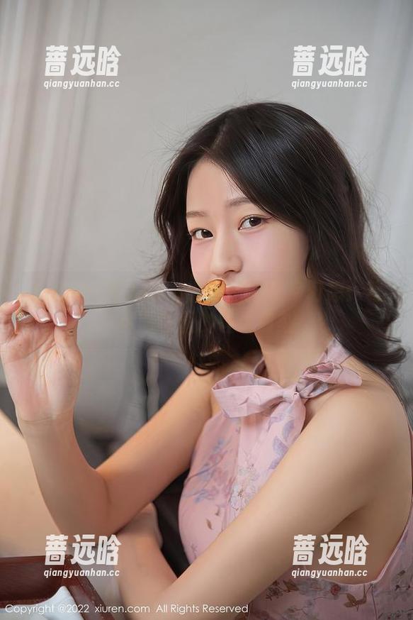 Xiuren秀人网 - 小纯子的旗袍幻想：写真图包里的轻松时刻