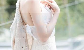 Xiuren秀人网 - 静谧时光中的小茶茶tea：私拍礼服的随性套图