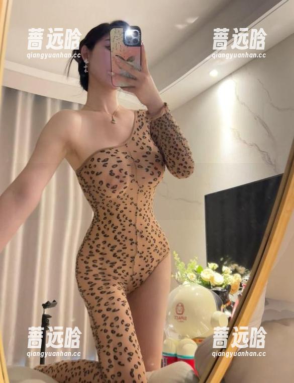 微密圈 - 自由享受不爱笑的赛琳的免费美图，打破御姐天花板的新高度！