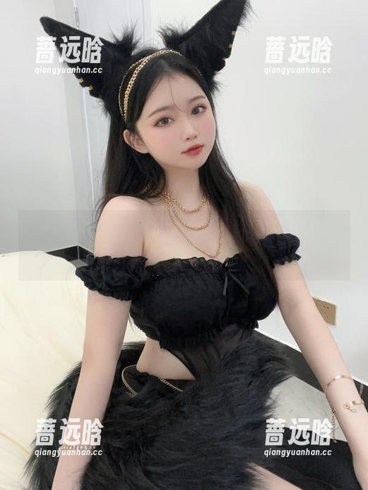 依依超级懒的泳装之美在原图中尽显，这图片真的让我忍不住想要更多！