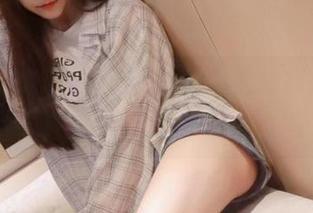 免费图册！啾小妍金发芭比的模样，偶尔闪过的光感像是夏天的阳光，甜。