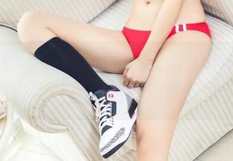 头条女神 - 在线等你来撩：JennyR的健身写真合集，曲线与肌肉的无缝连接！