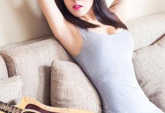 头条女神 - 张梓柔教室写真：一张壁纸，记录青春的酸甜苦辣！