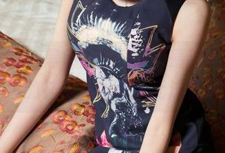 头条女神 - 黑色魅力开启：最新美图，杨曼妮的神秘气息让人无法抗拒。