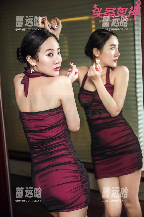 头条女神 - 梦心玥带你游泳，分享一下这本死库水写真集的清凉感！