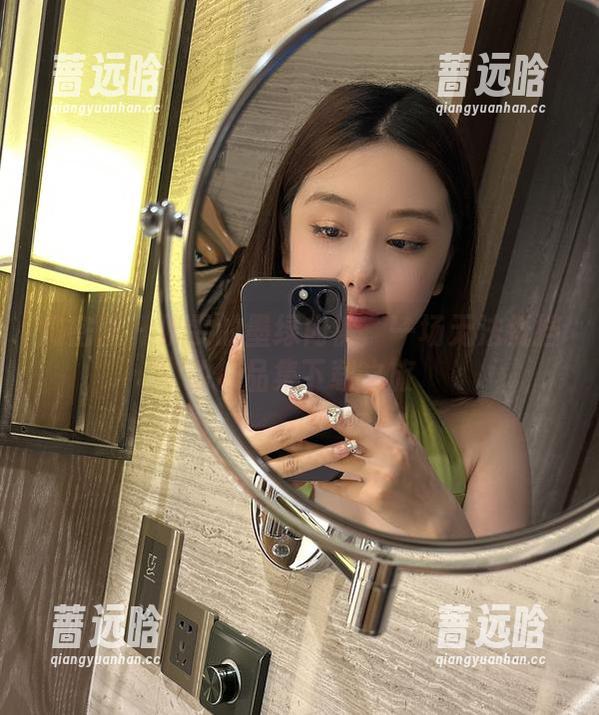 微密圈 - 奶雯的墨绿内裤：一场无法抵挡的作品集下载之旅