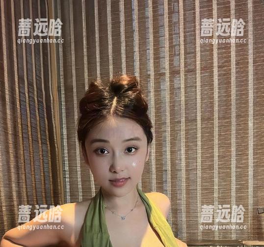 微密圈 - 奶雯写真集更新，今天的小秀一下，心情大不同