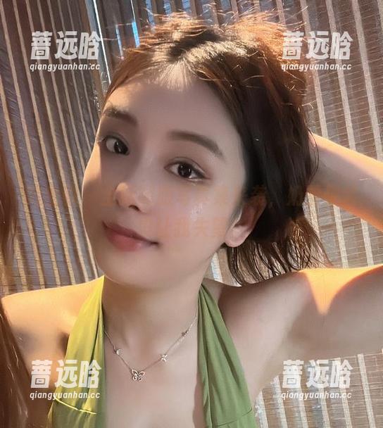 微密圈 - 全新制服写真集来袭，奶雯果然没让我失望！
