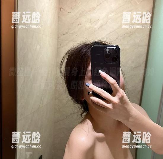 微密圈 - 看！奶雯身上的红色漏背裙，宛如一道风景！原图资源快收藏！