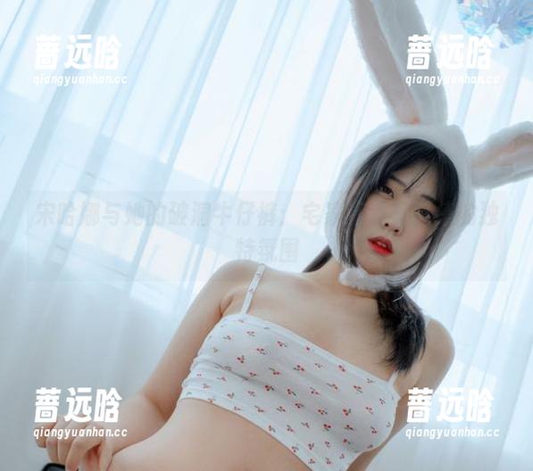 宋哈娜与她的破洞牛仔裤：宅家高清写真集的独特氛围