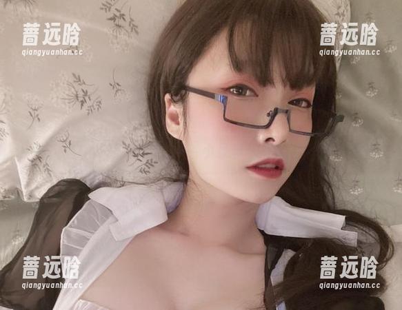 将皮衣穿出气场的秘密——小泉学姐吖的写真图集速递