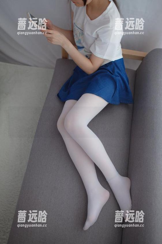 专属图集：少女秩序带来的蝴蝶结过膝袜，温暖的光影在腿上漫游。