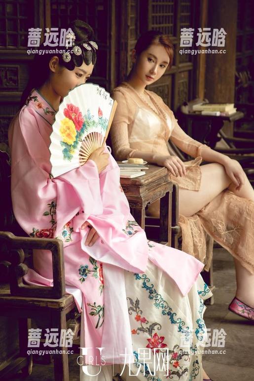 尤果网 - 在靳宝的灰丝写真合集里，捕捉那些打转的幻想瞬间