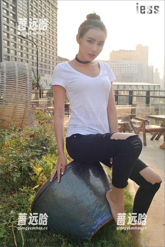异思趣向 - 在梓琪开衩短裙的写真合集里，找寻不一样的微风