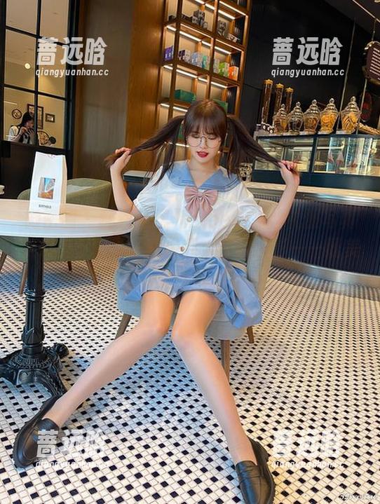 微密圈 - 翻到张思允nice的黑丝礼服写真，灯光下的影子就像我人生的缩影——既美又迷离。