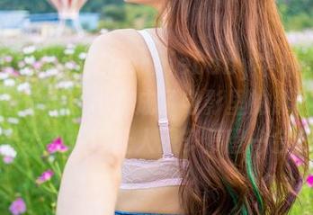 推女神 - 岑苑之barbiebaby牛仔女郎图集，感觉自己也变成了电影里的那种女生，光线柔和得让人想多停留一会儿。
