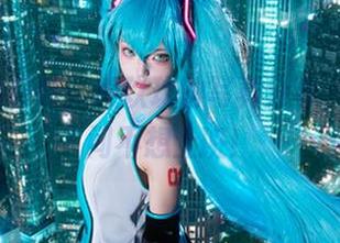 短裙VS猫咪：狐玖玖的写真分享，让你瞬间不想上班！