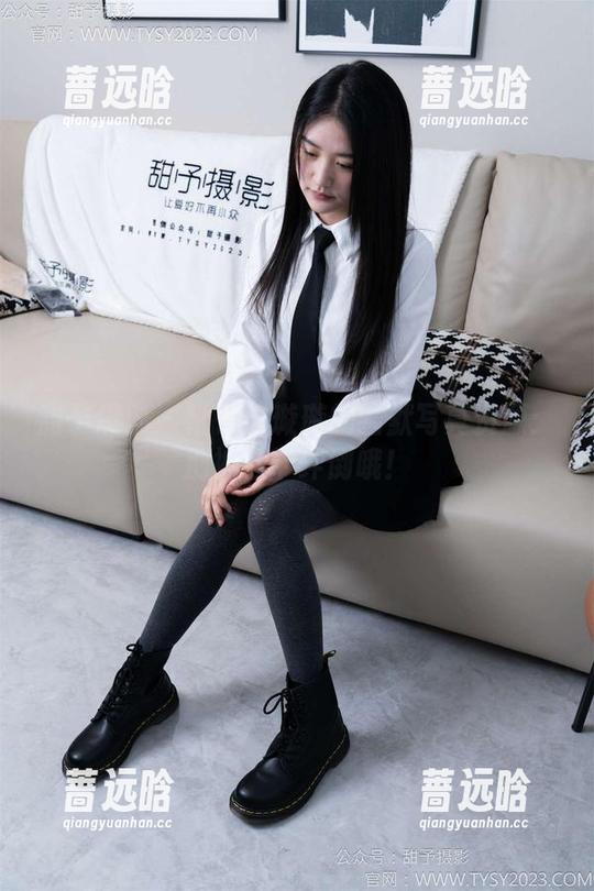 甜予摄影 - 靴子与璇璇的幽默写真资源：别被鞋带绊倒哦！