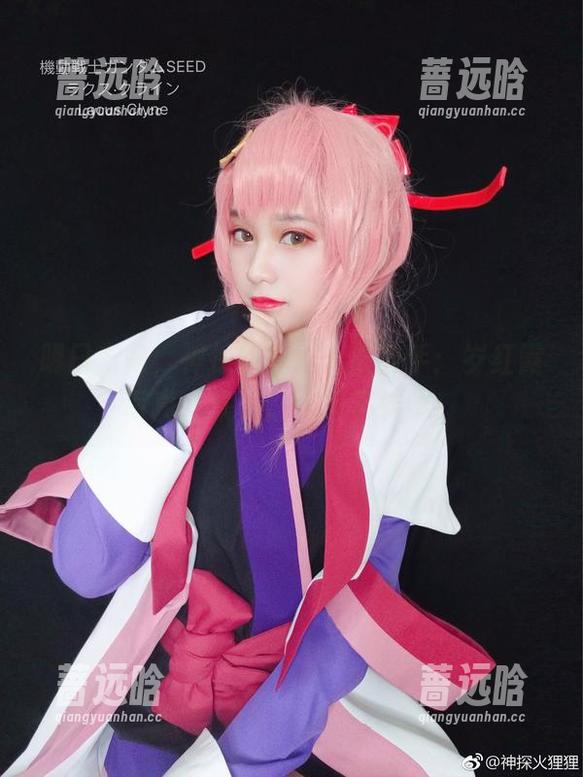 明日方舟，神探火狸狸大展身手：岁红霞写真合集，让人目不转睛！