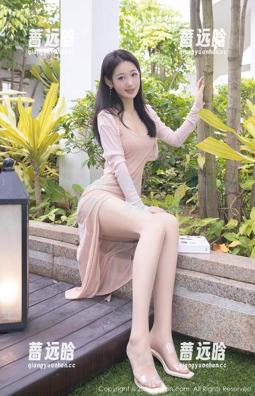 秀人网 - 水手服与双笙Alina：当海洋遇上照片，波浪有点乱