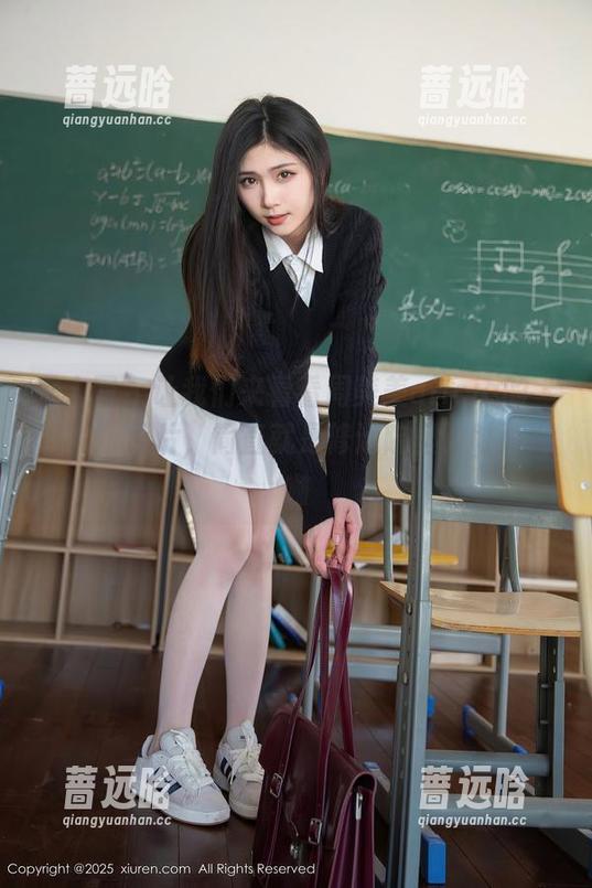 秀人网 - 让我们来看看周美美alicia的“修女”照片，简直就是修道院里的时尚大咖