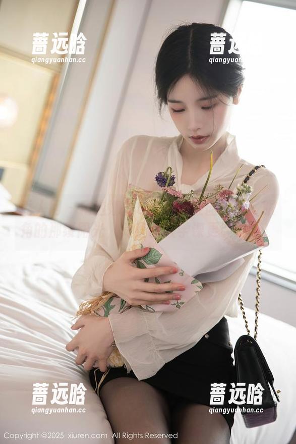 秀人网 - 精选娜露Selena校园写真：眼角的那缕阳光，简直比数学课更吸引人！