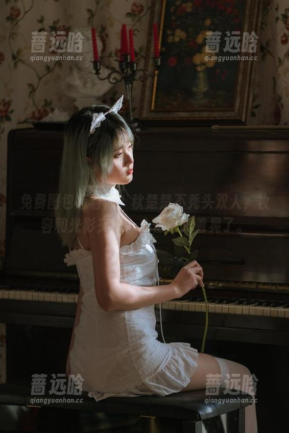 免费图包等着你，秋楚楚不秃头双人，妆容和光影交织，心情也跟着晃了。