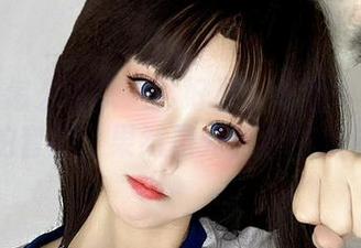 红裙子怎么可以这么好看？章鱼小童谣的私拍套图，果然是光和影的魔法。