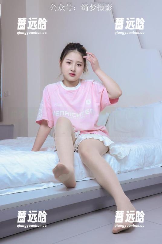 绮梦摄影-木木 绮梦摄影 - 从短裙中走出的木木:网盘里的幽默与风情交错!