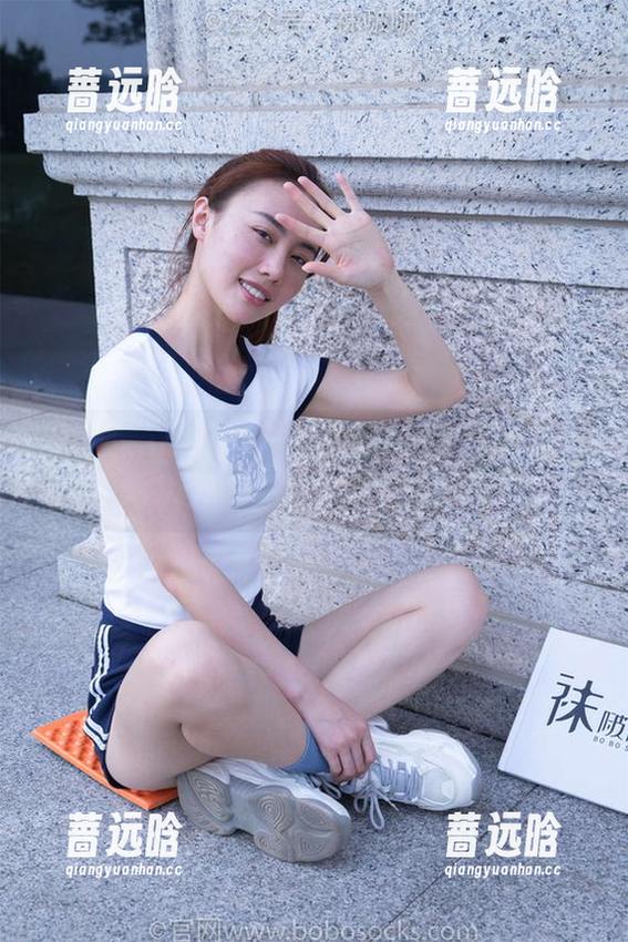 袜啵啵 - 小甜豆的红丝最新写真集，真是让我想边看边咂嘴！