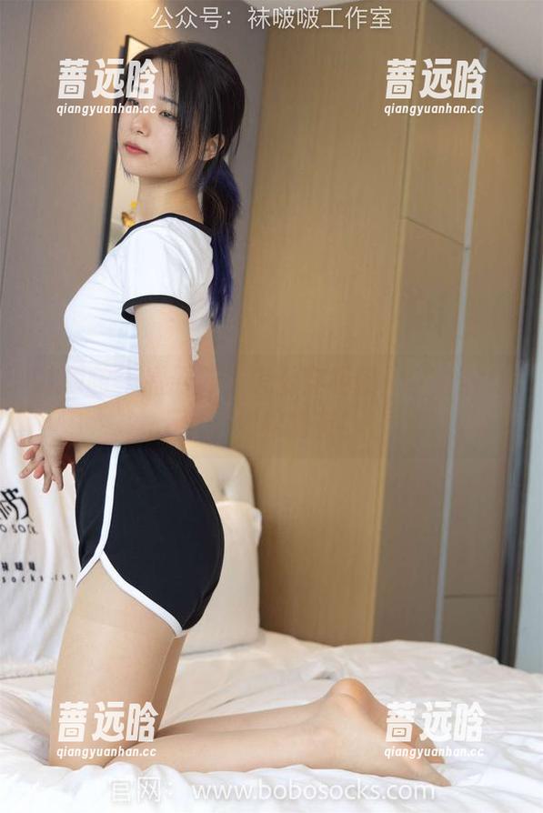 袜啵啵 - 看看苏苏怎么穿板鞋，全套写真下载轻松拥有！
