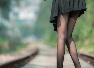 凤凰新村，这图包里的西瓜少女，光影交错中别有一番滋味。