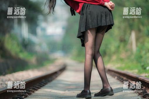 凤凰新村，这图包里的西瓜少女，光影交错中别有一番滋味。