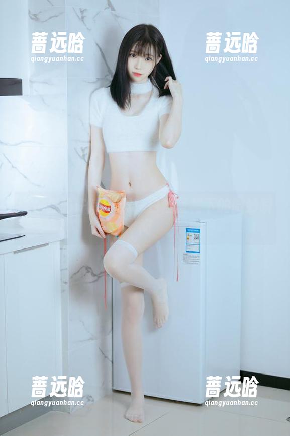 许岚LAN 图包里的许岚LAN:白丝蓝裙下的微妙瞬间