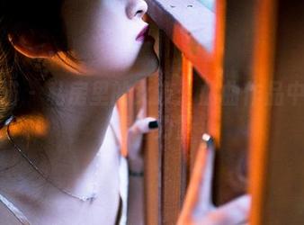 轰趴猫 - 私房里的女友：曲曲作品中的柔情与力量