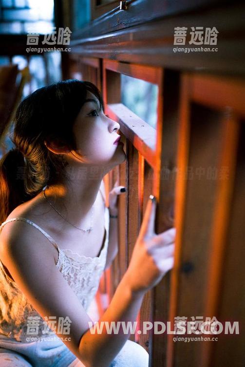 轰趴猫 - 私房里的女友：曲曲作品中的柔情与力量