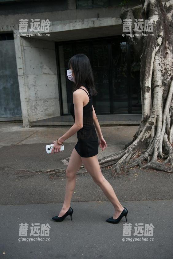 绿色包臀短裙与长腿的完美结合——魔镜街拍私房原图，让人忍不住多看几眼