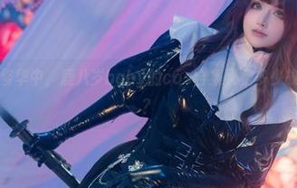 在纽约的繁华中，鹿八岁baby的cos合集又是多少故事的投影？